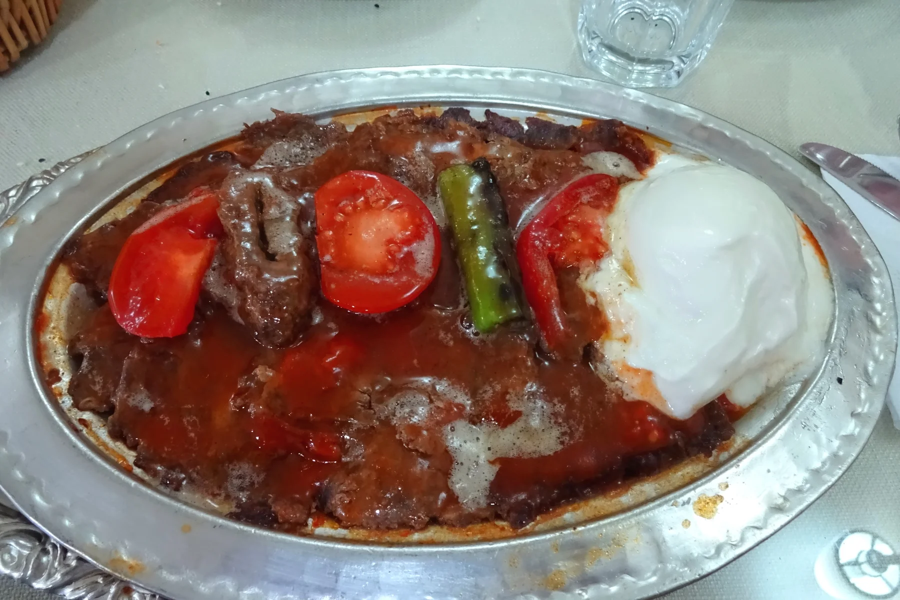 토마토소스와 요거트, 구운 고추를 곁들인 이스켄데르 케밥