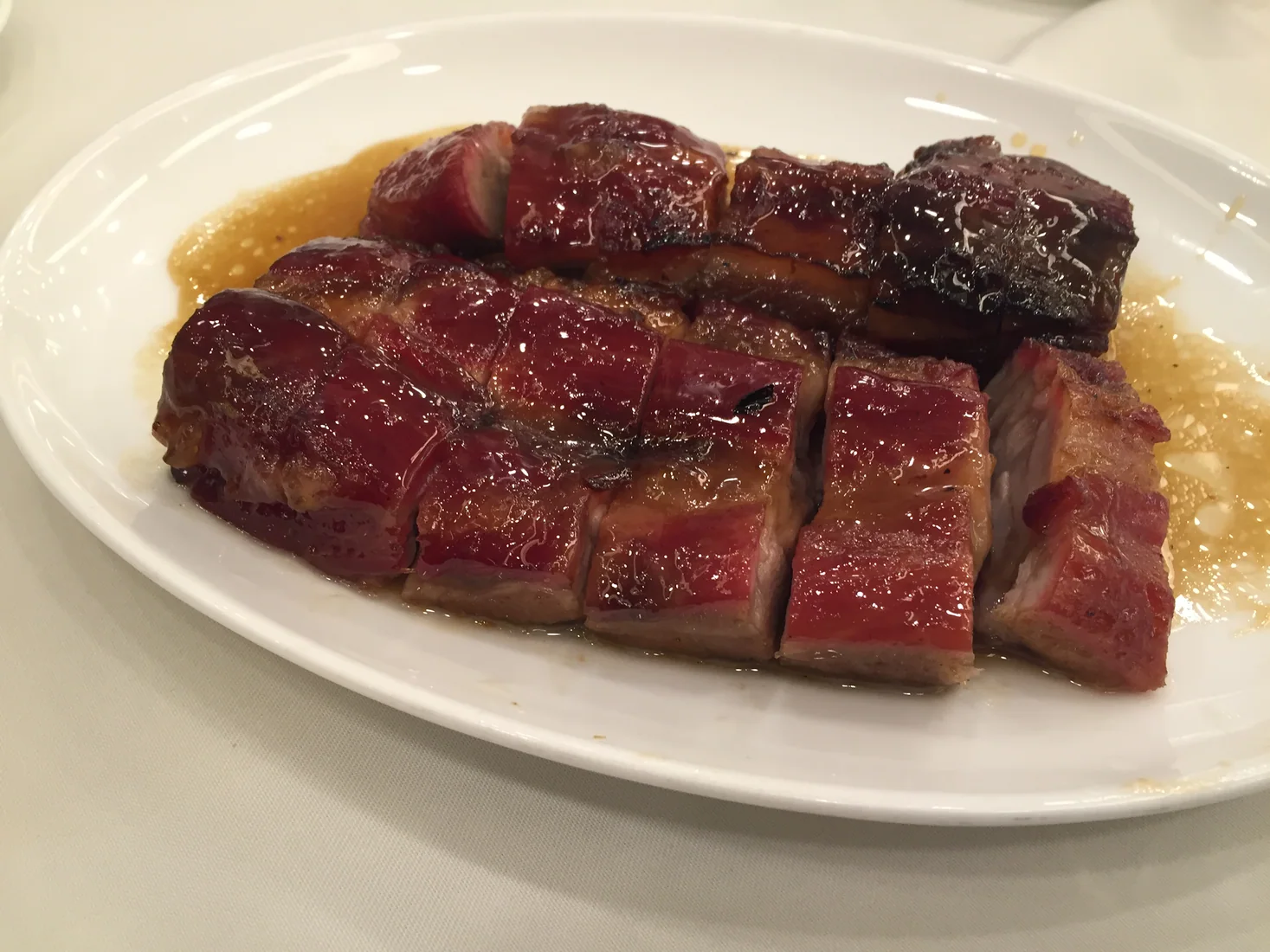 홍콩 식당 접시에 담긴 두툼한 차슈 단면