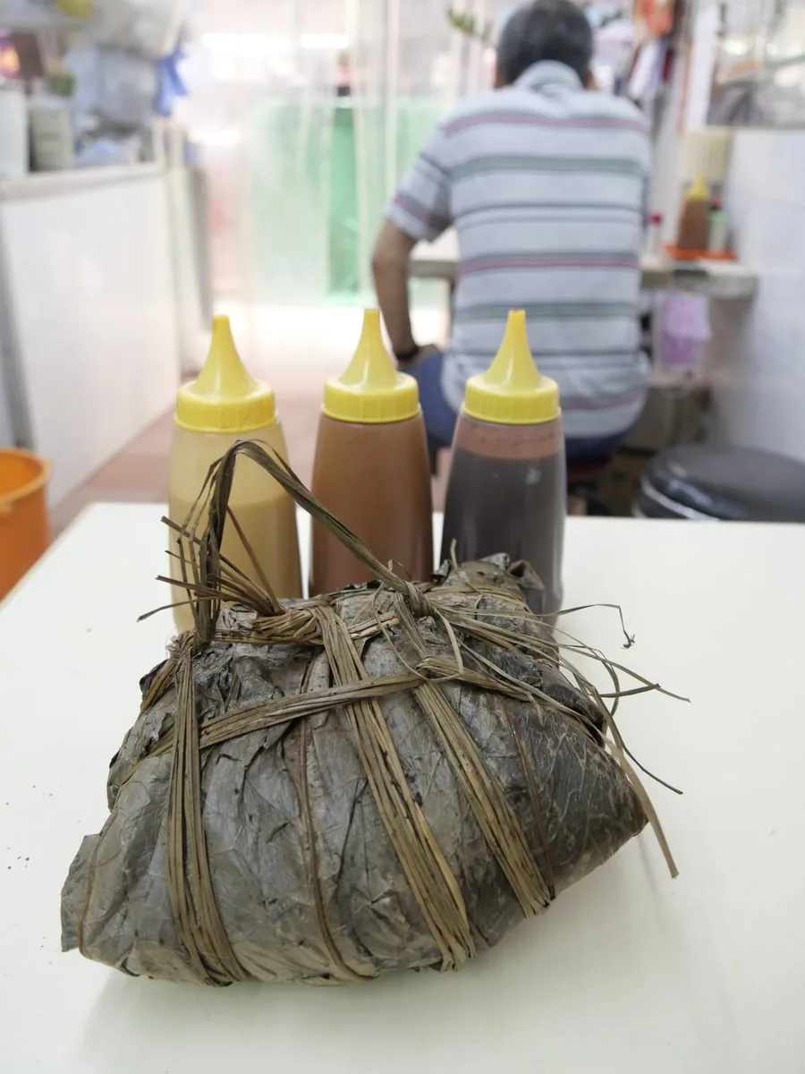 죽집 식탁에 놓인 두 손 크기의 넓적한 쭝쯔