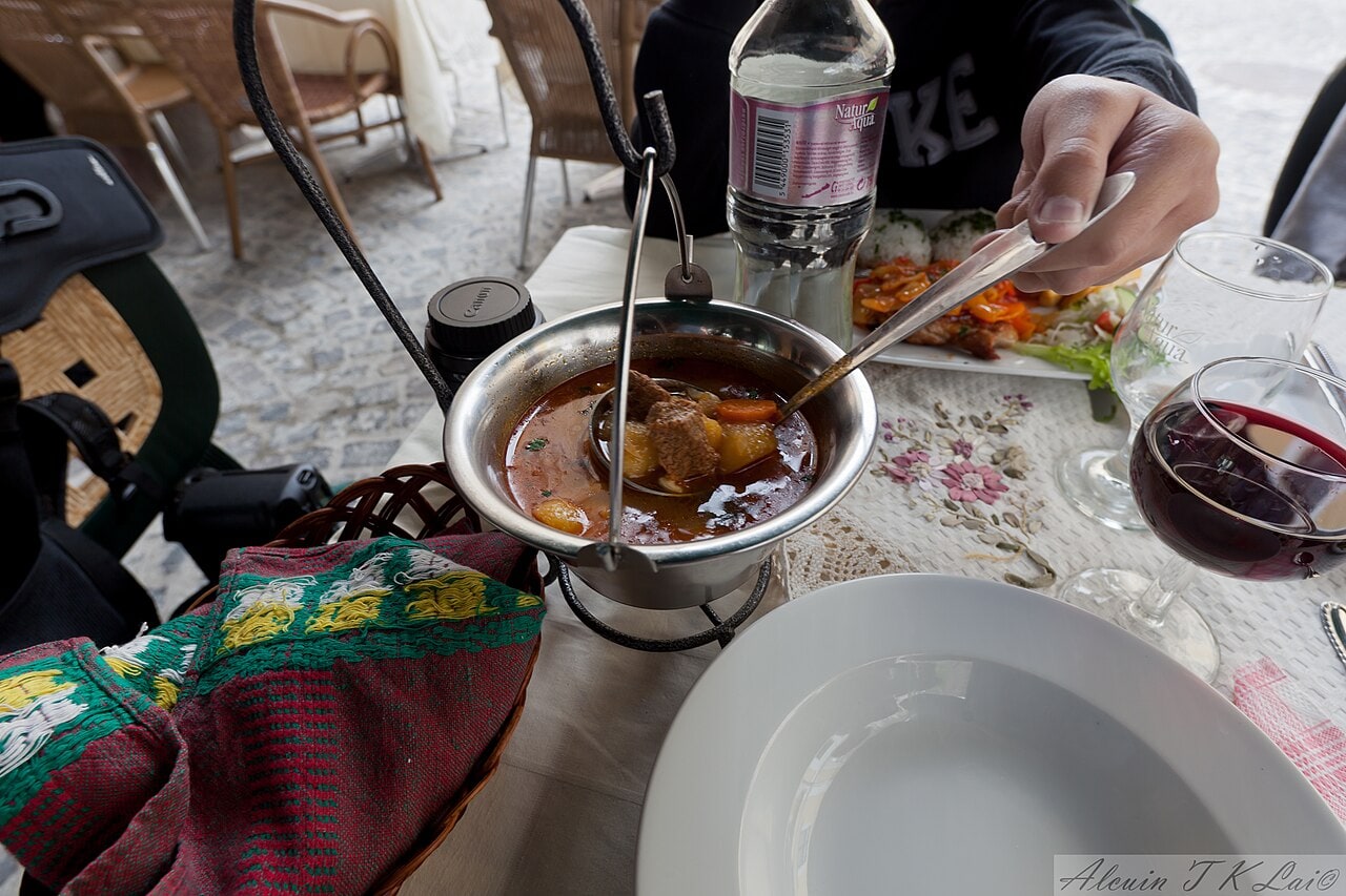 식당의 작은 보그라치 솥에 담아 낸 굴라시