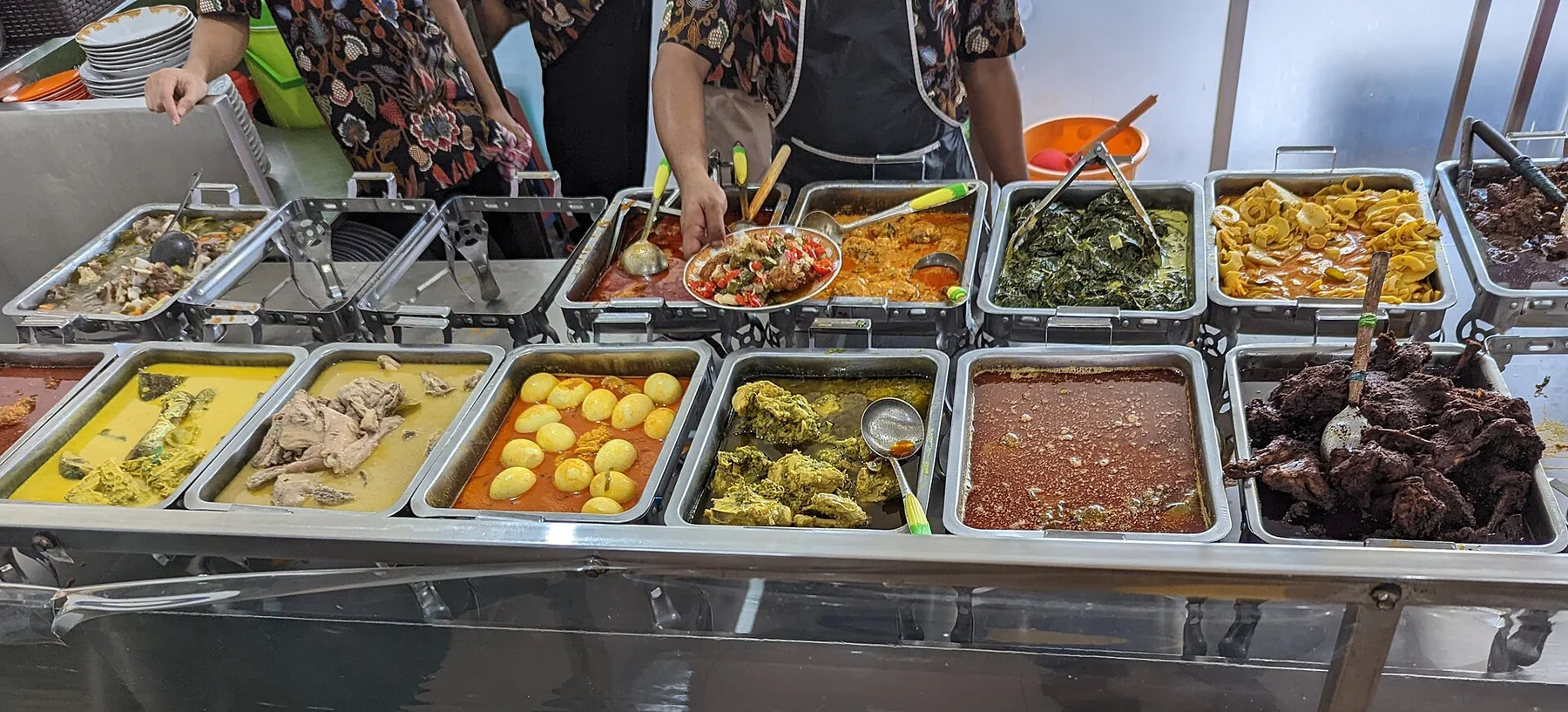 음식을 나란히 진열한 자카르타 파당 식당