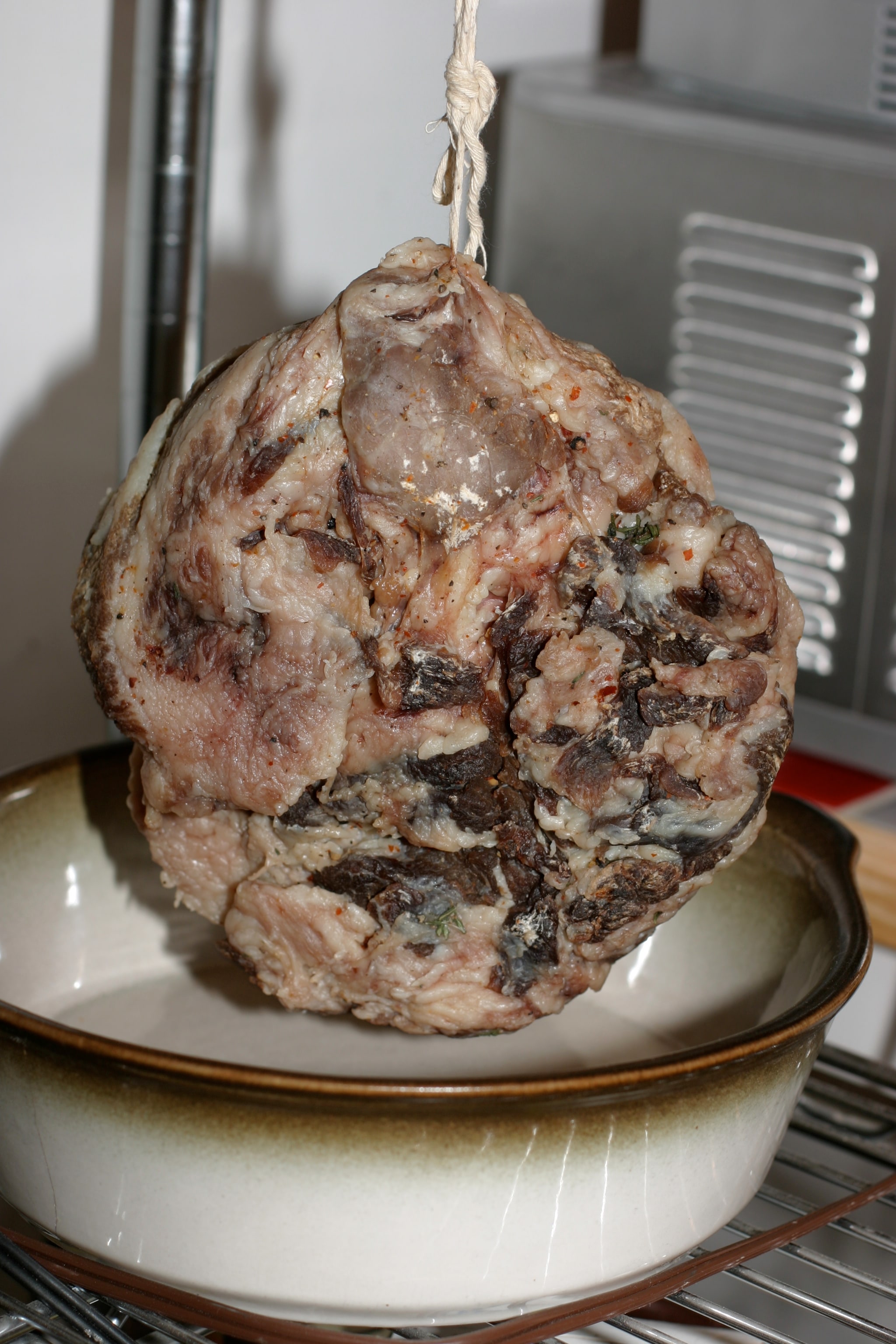 줄에 매달아 숙성 중인 관찰레