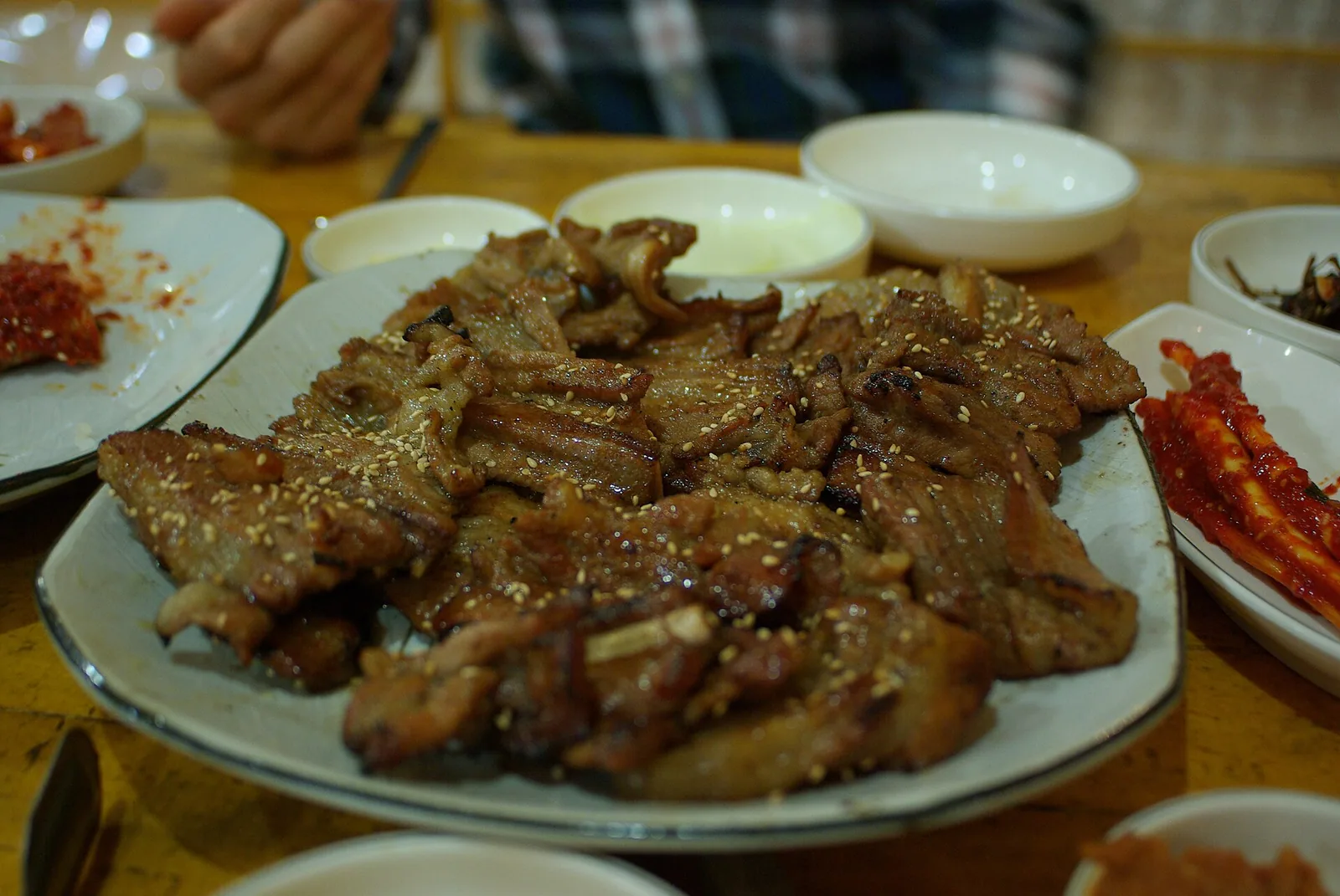 갈색 양념이 밴 갈비구이