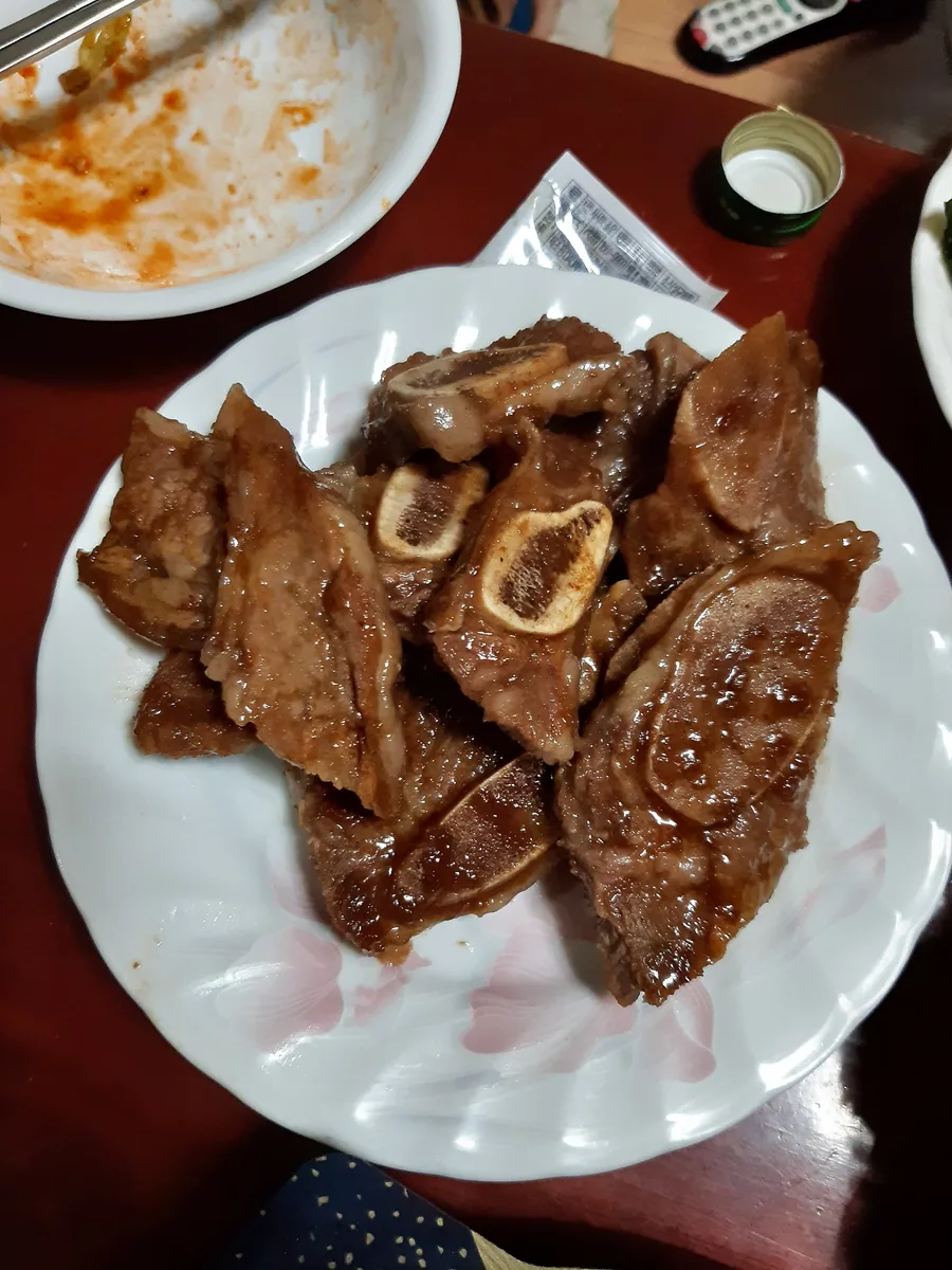 두툼한 갈비와 곁들임