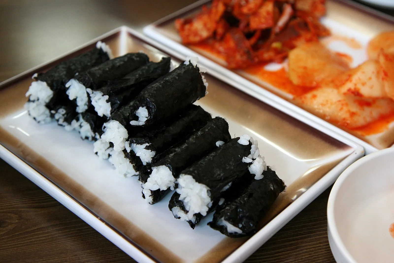 오징어무침과 함께 놓인 충무김밥