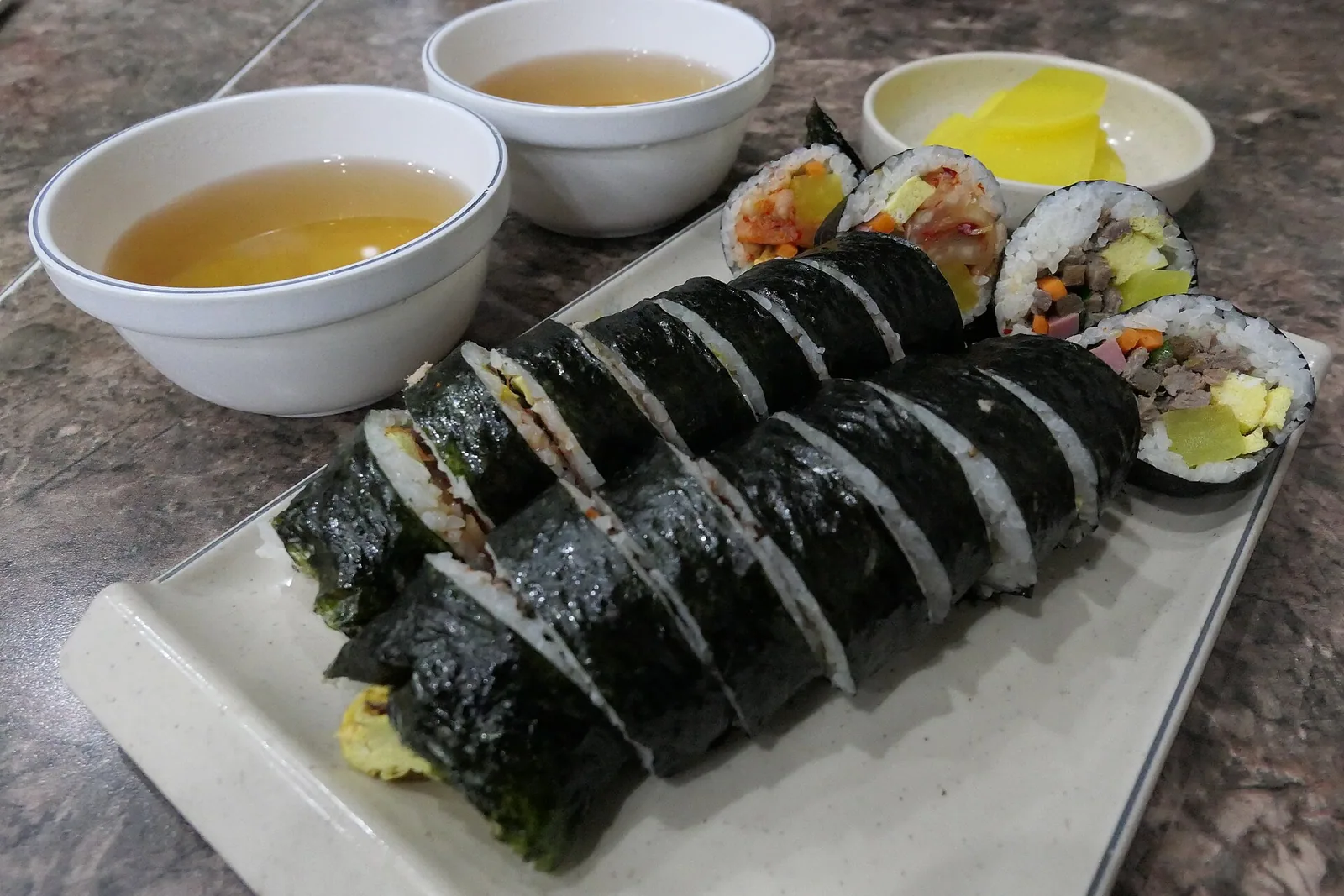 접시에 줄지어 담긴 김밥