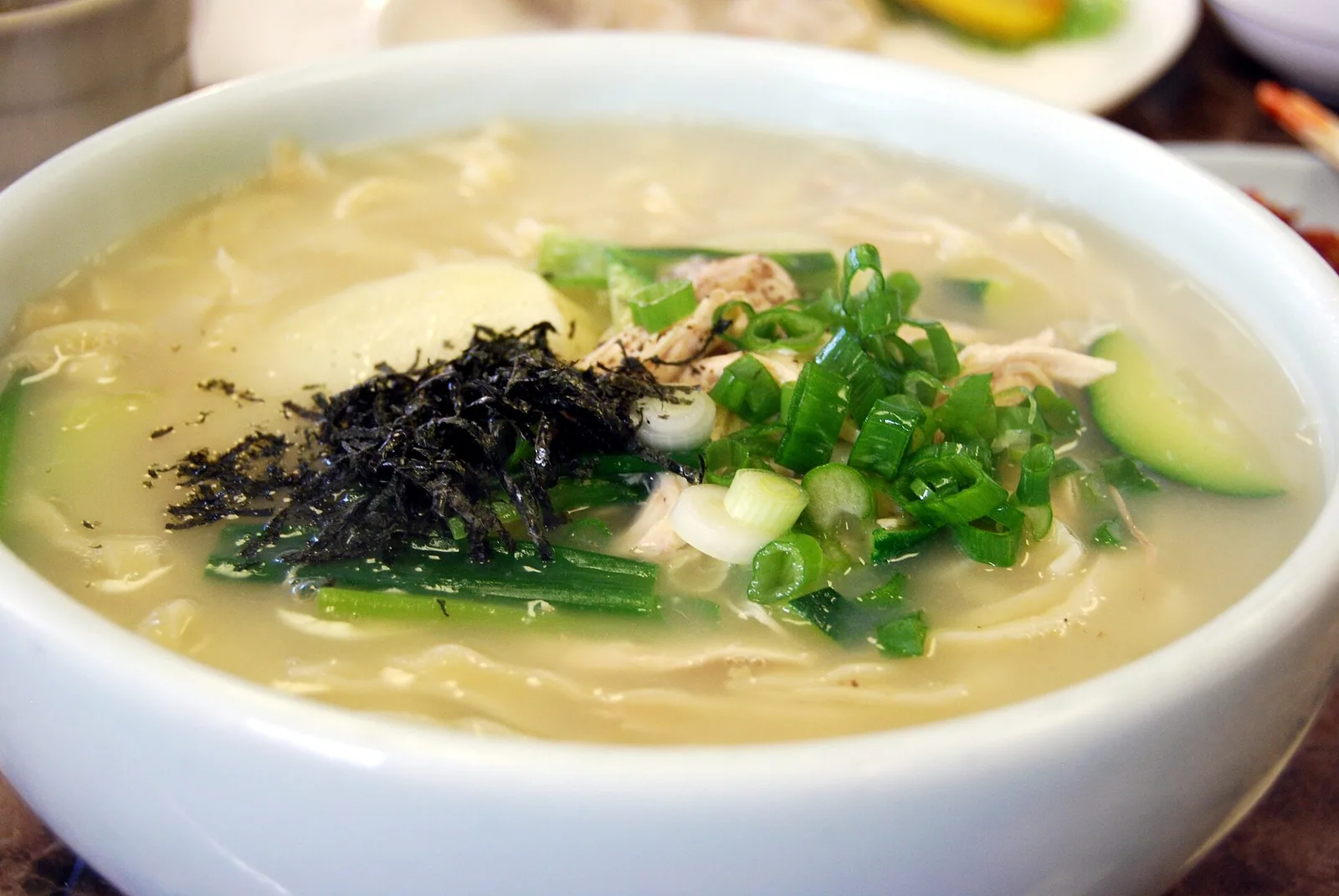 바지락이 든 칼국수