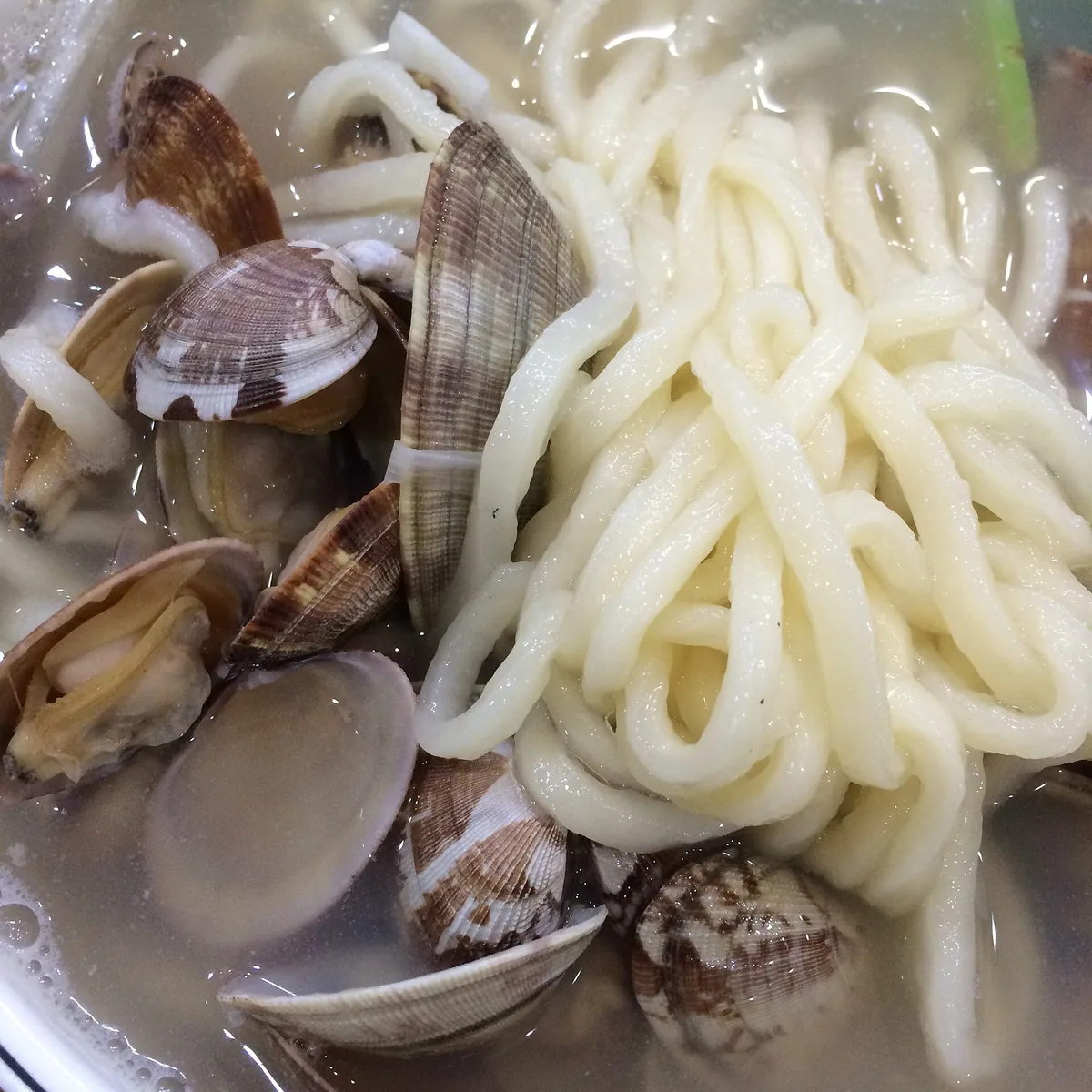 반죽을 늘여 면을 만드는 모습