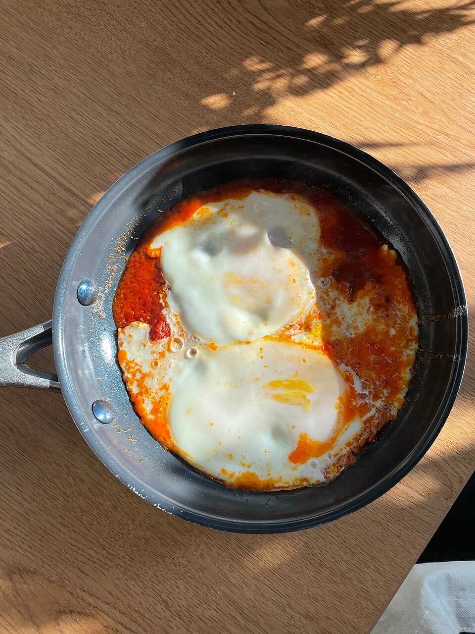 달걀과 하리사 토마토페이스트로 만든 튀니지 오자