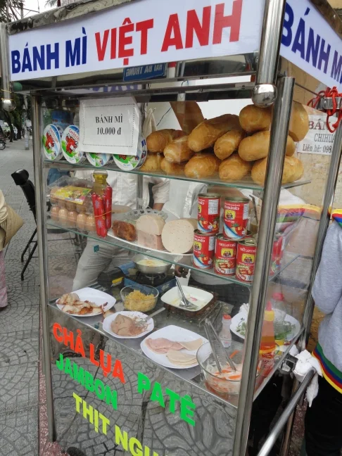 호찌민시 길가에서 바인미 빵과 재료를 파는 유리 진열대
