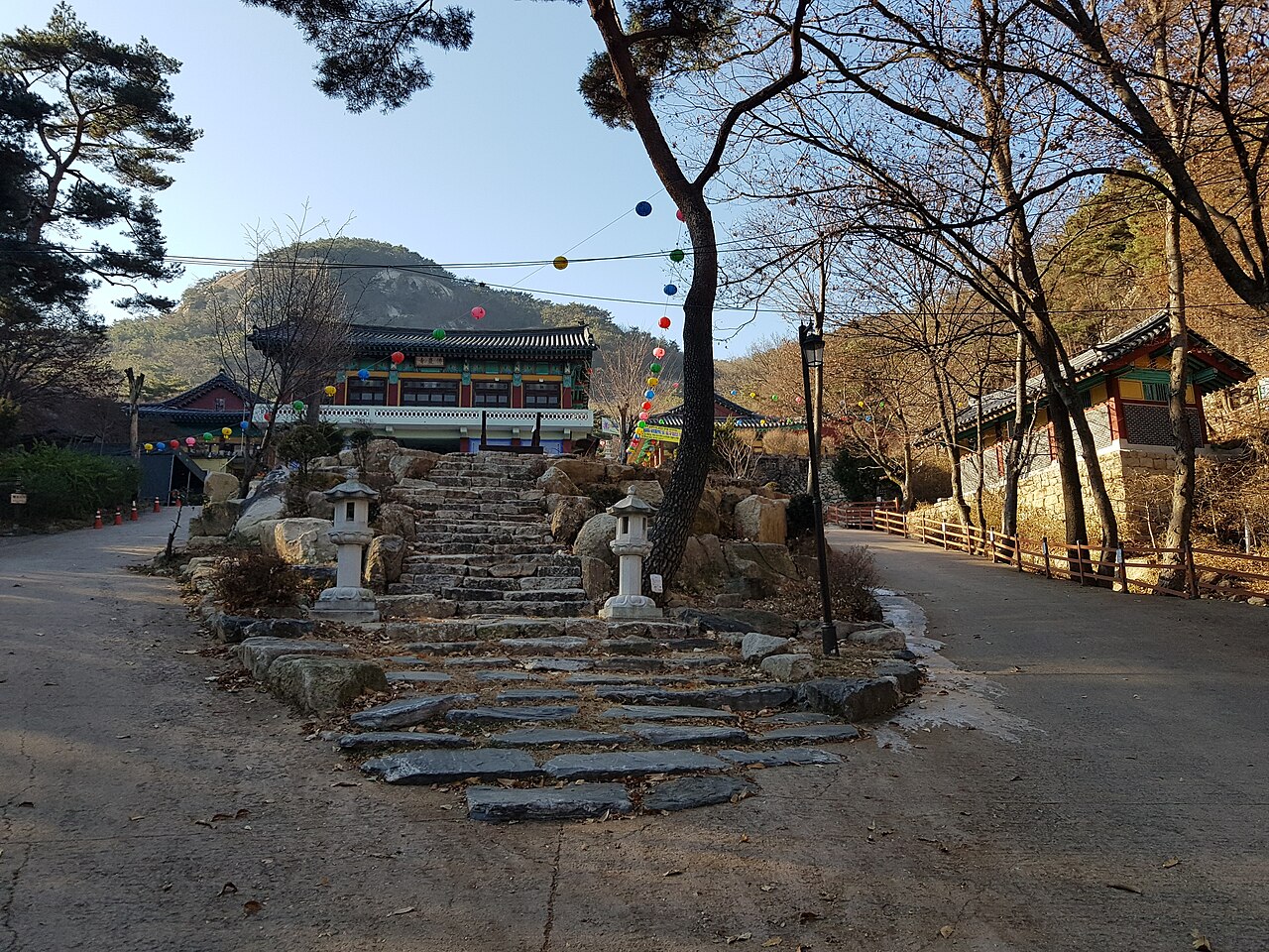 돌계단과 전각이 보이는 남양주 불암사 정면