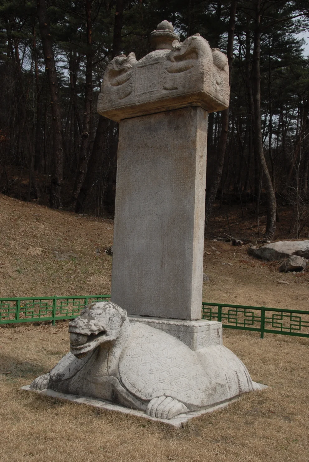 거북받침과 머릿돌을 갖춘 영월 흥녕사지 징효대사탑비
