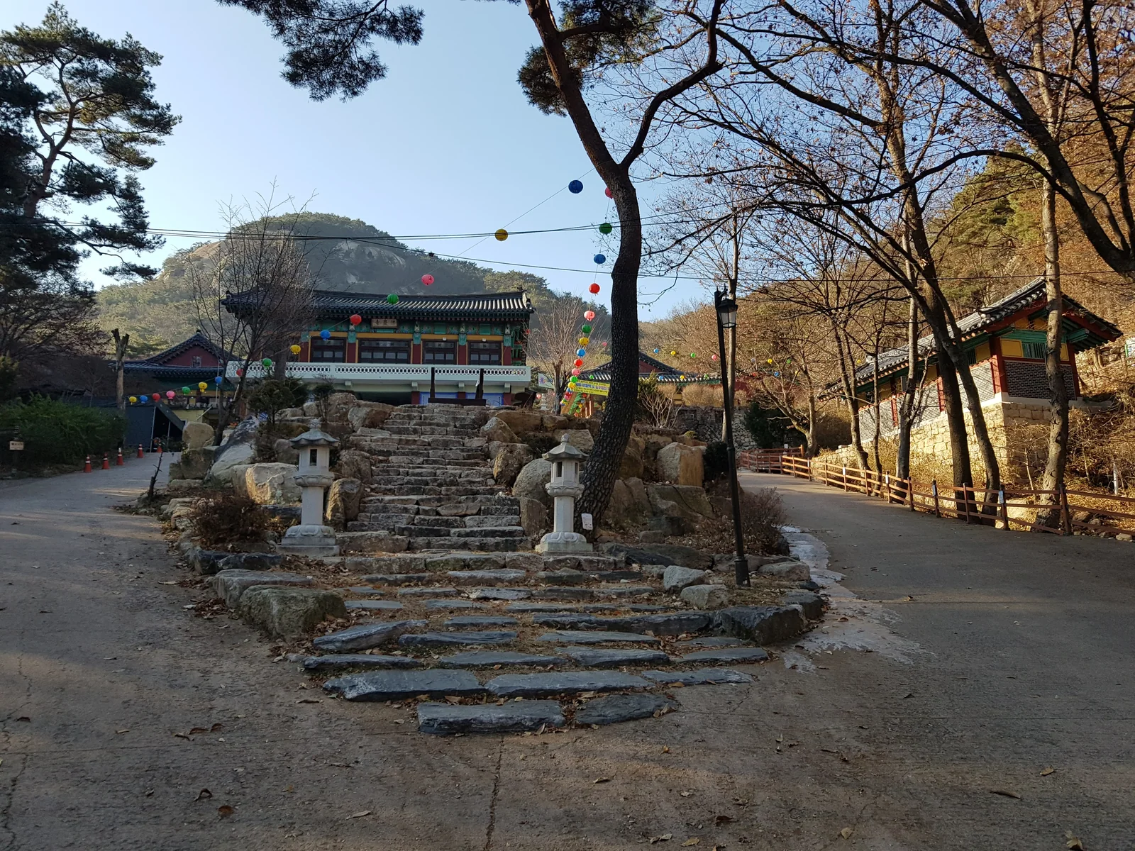 불암사 법당 앞으로 이어지는 돌계단과 경내