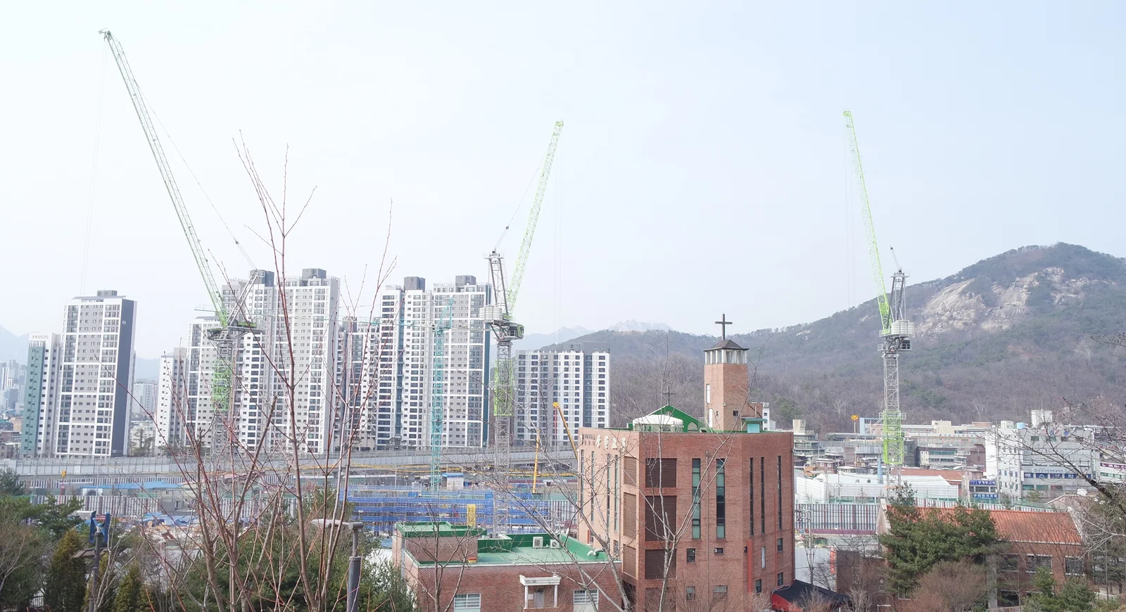 불암산공원에서 바라본 상계동의 건물과 산자락
