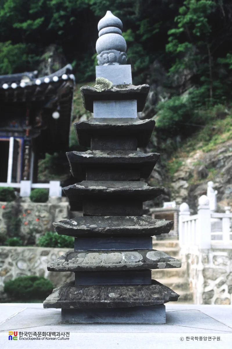 여러 겹의 얇은 돌 지붕과 상륜부가 보이는 원주 보문사 청석탑
