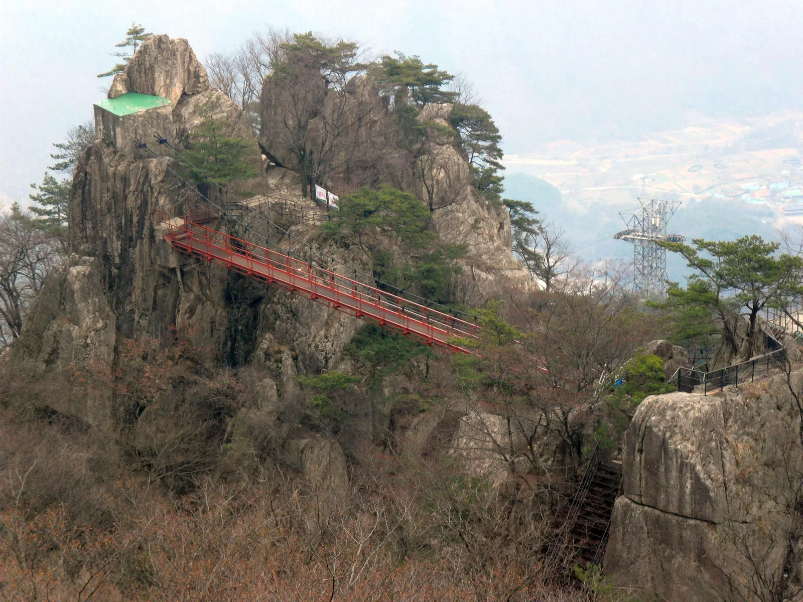 대둔산 암봉 사이에 걸린 붉은 금강구름다리의 옛 모습