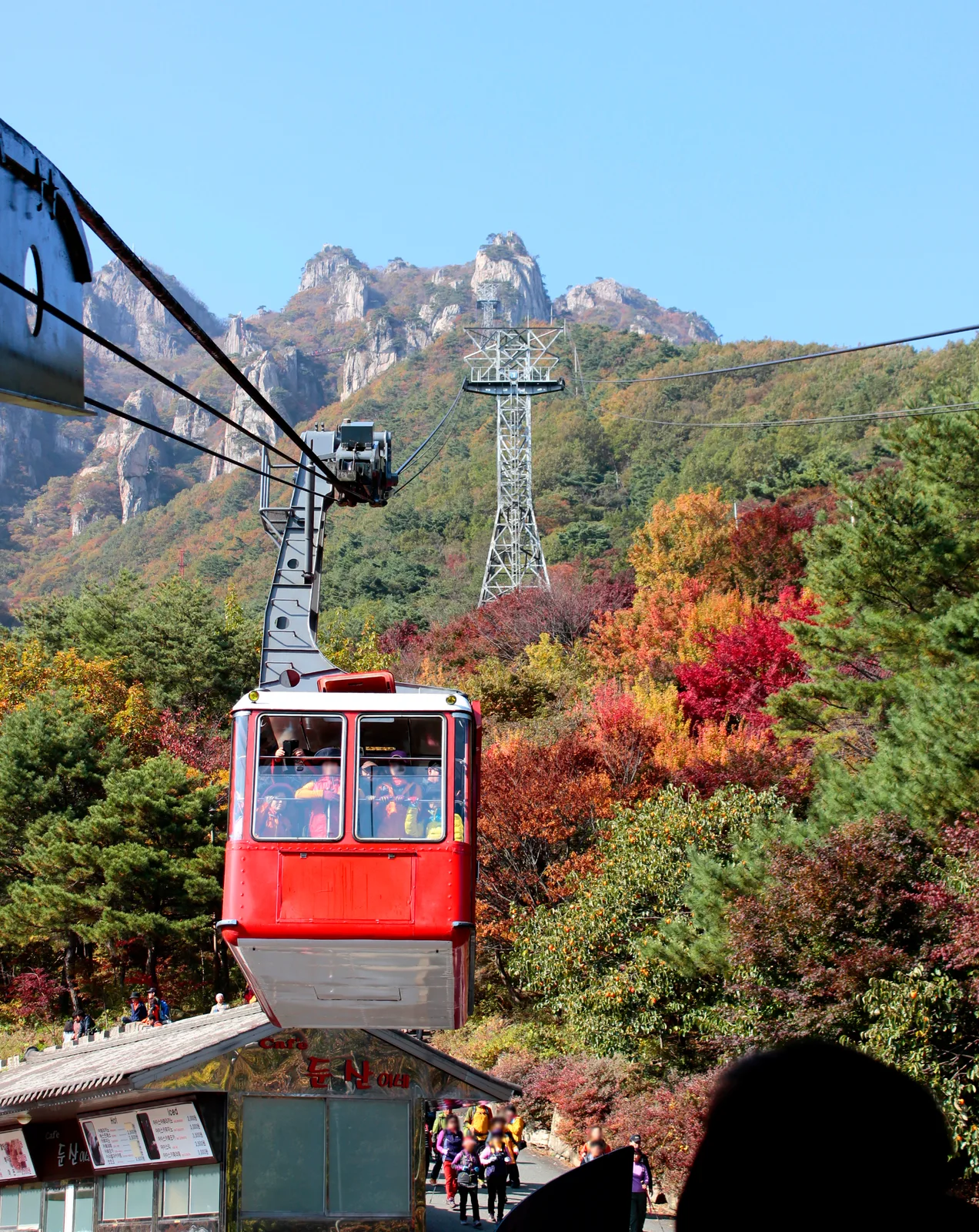 가을 산자락을 배경으로 이동하는 붉은 대둔산 케이블카