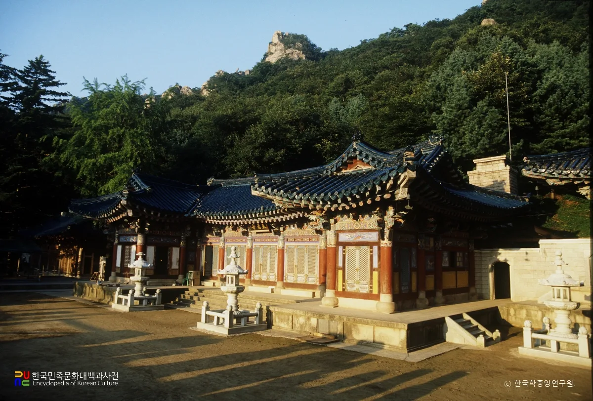 산자락 아래 마당에서 본 금산 태고사 대웅전의 옛 모습