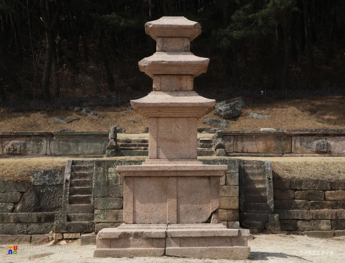 석축 앞에 선 영암사지의 삼층석탑
