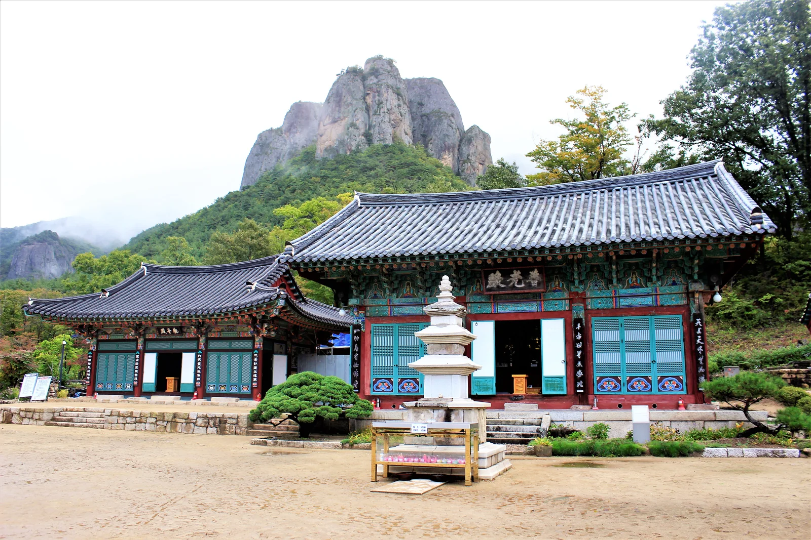 대전사 보광전과 앞마당의 석탑, 뒤편 기암