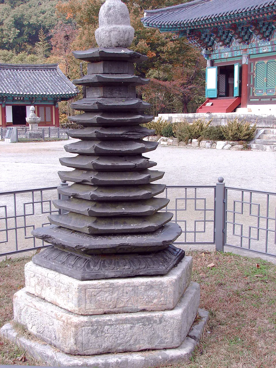 여러 층의 얇은 지붕돌이 포개진 금산사 육각 다층석탑
