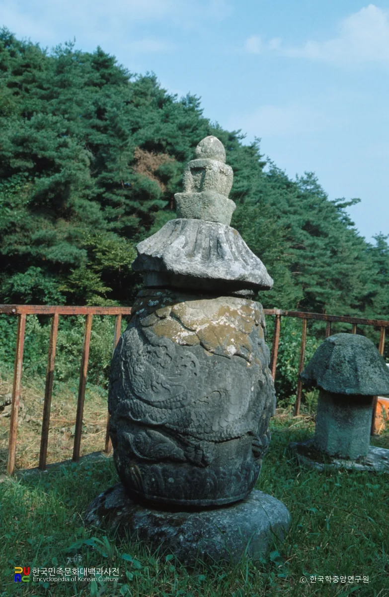 둥근 부도 몸체에 새겨진 용 조각과 지붕돌