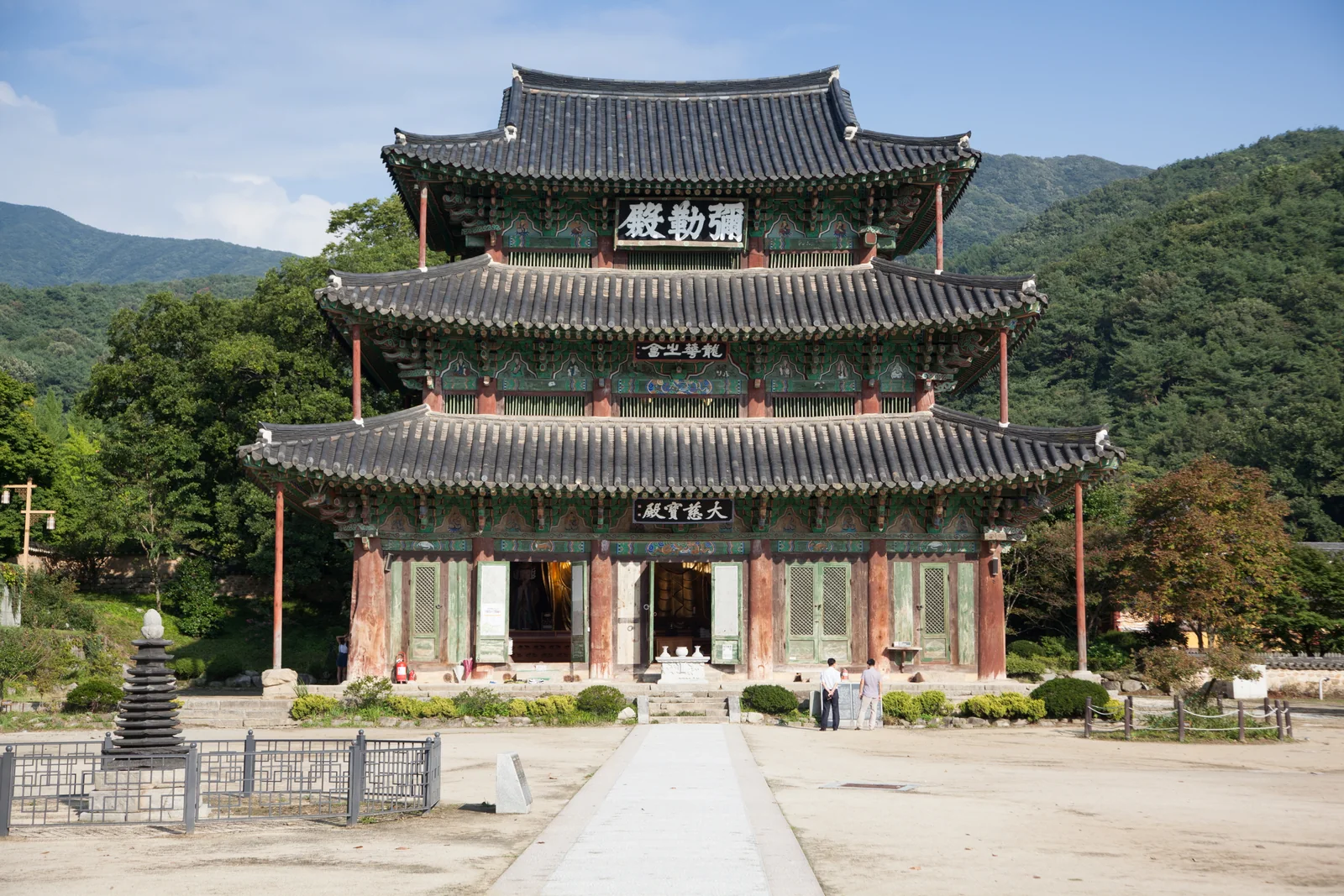 정면에서 본 금산사 미륵전의 세 층 지붕과 현판