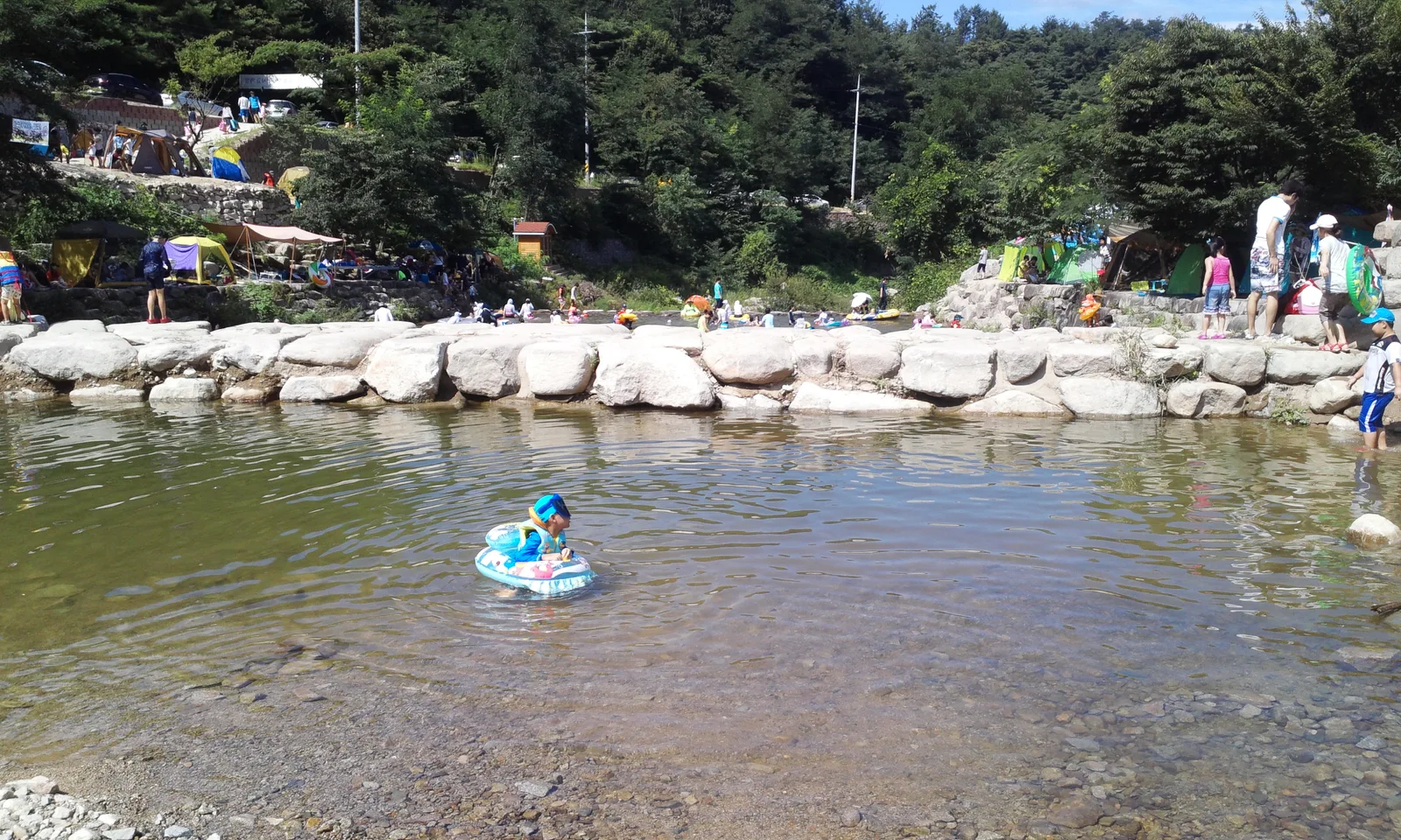 팔공산 동산계곡 하부의 물과 돌둑, 여름 방문객