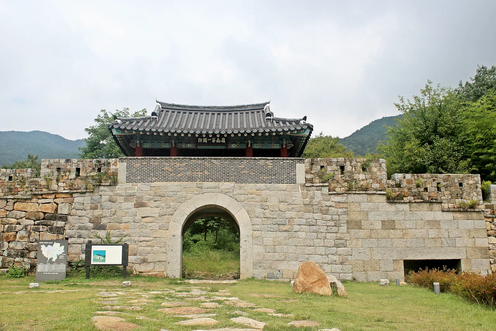 가산산성의 돌벽 중앙 홍예문과 그 위의 문루