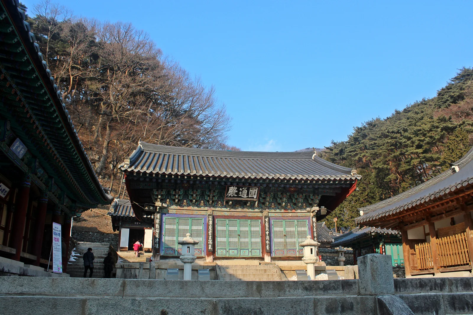 돌기단과 계단 위에 자리한 파계사 원통전