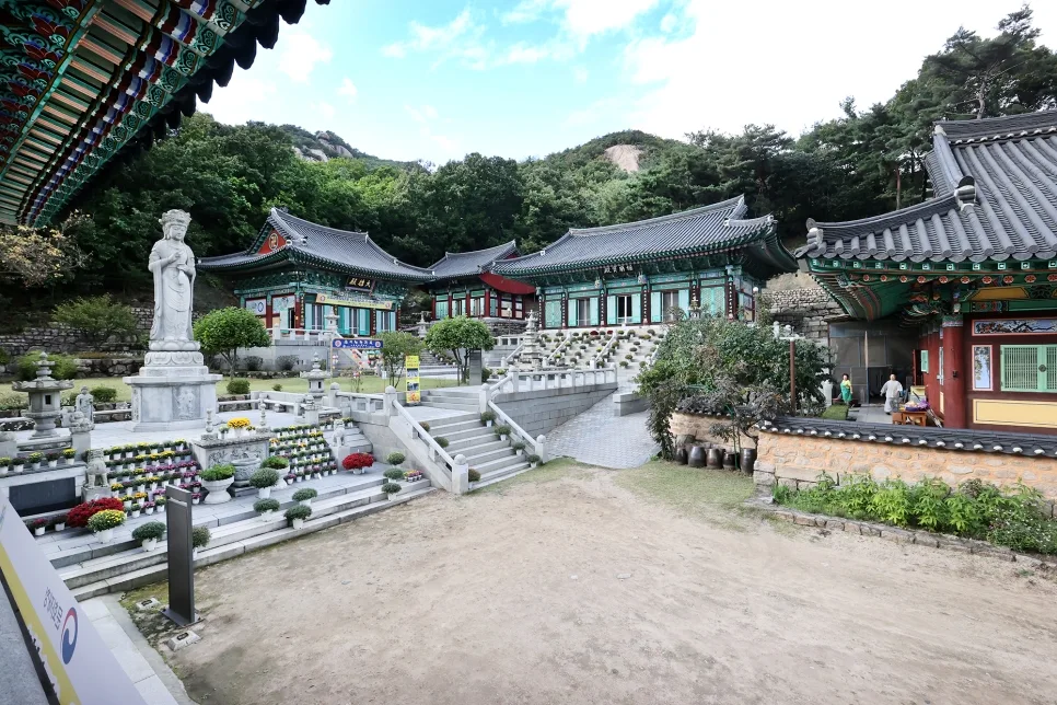 산자락 아래 전각과 돌계단이 둘러싼 회룡사 경내
