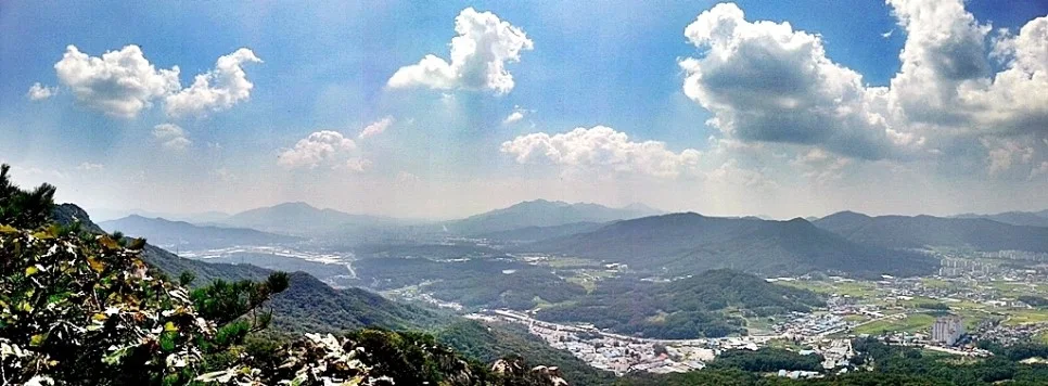 불곡산의 바위와 나무 너머 시가지와 멀리 이어지는 도봉산·사패산 방향 산줄기