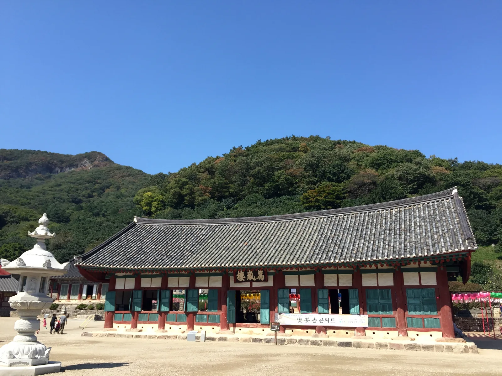긴 맞배지붕 아래 낮은 기둥이 늘어선 선운사 만세루