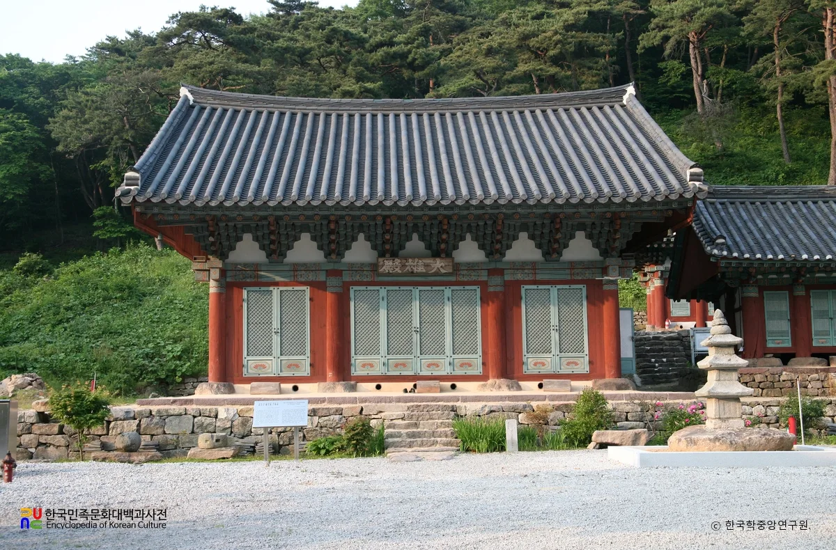 돌기단 위에 선 참당암 대웅전의 정면과 앞마당
