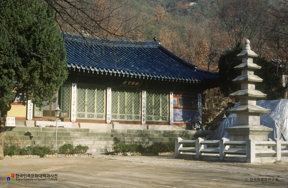의정부 석림사의 전각과 마당에 세워진 석탑