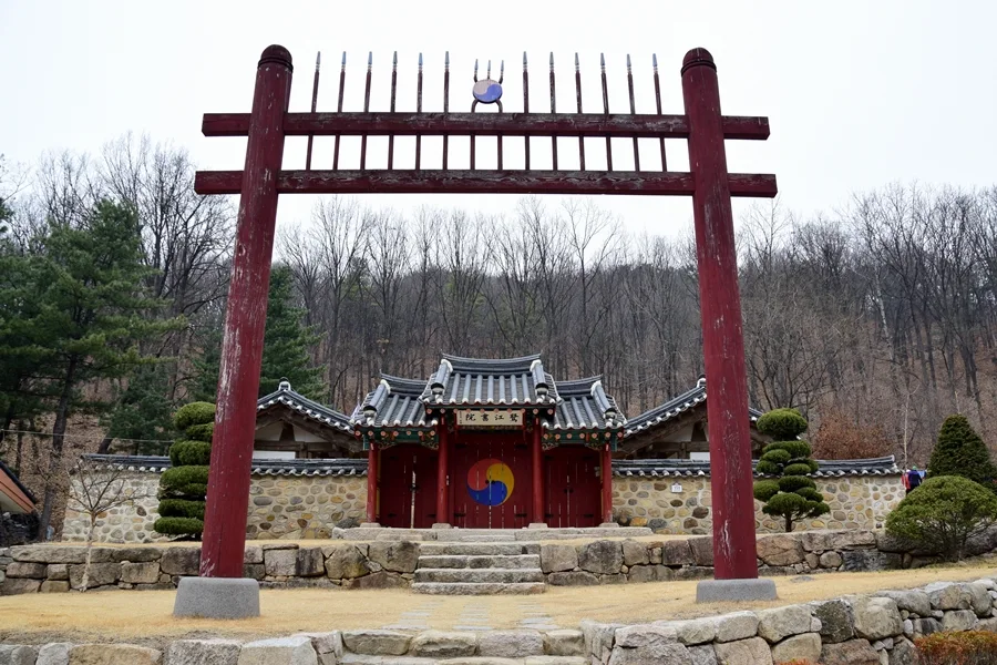 붉은 홍살문 뒤로 보이는 의정부 노강서원의 대문