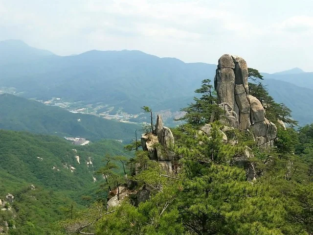 초록 능선 위로 길고 뾰족하게 솟은 운악산 미륵바위