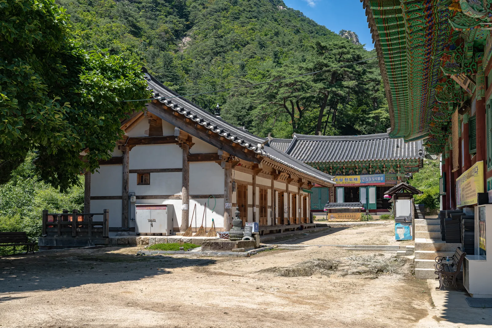 산자락 아래 마당과 전각이 이어지는 현등사 경내