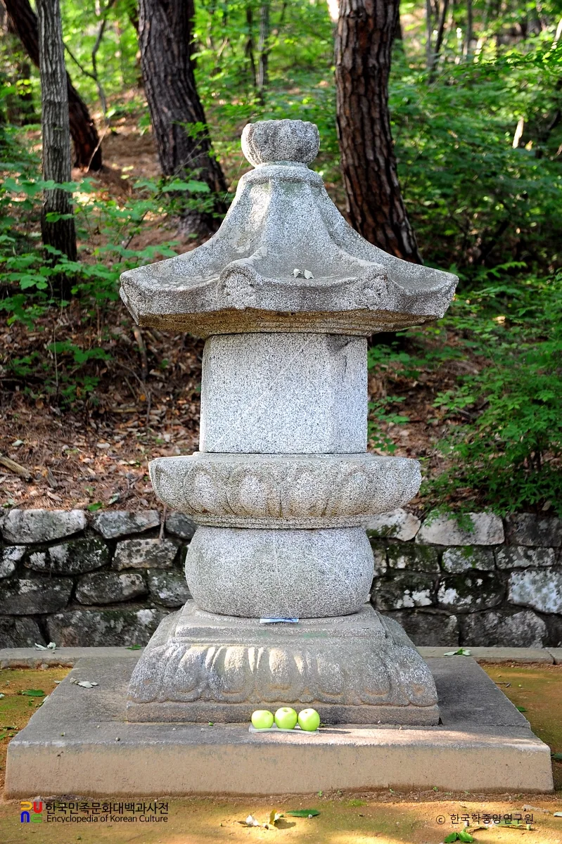 숲을 배경으로 서 있는 양평 용문사 정지국사탑 정면