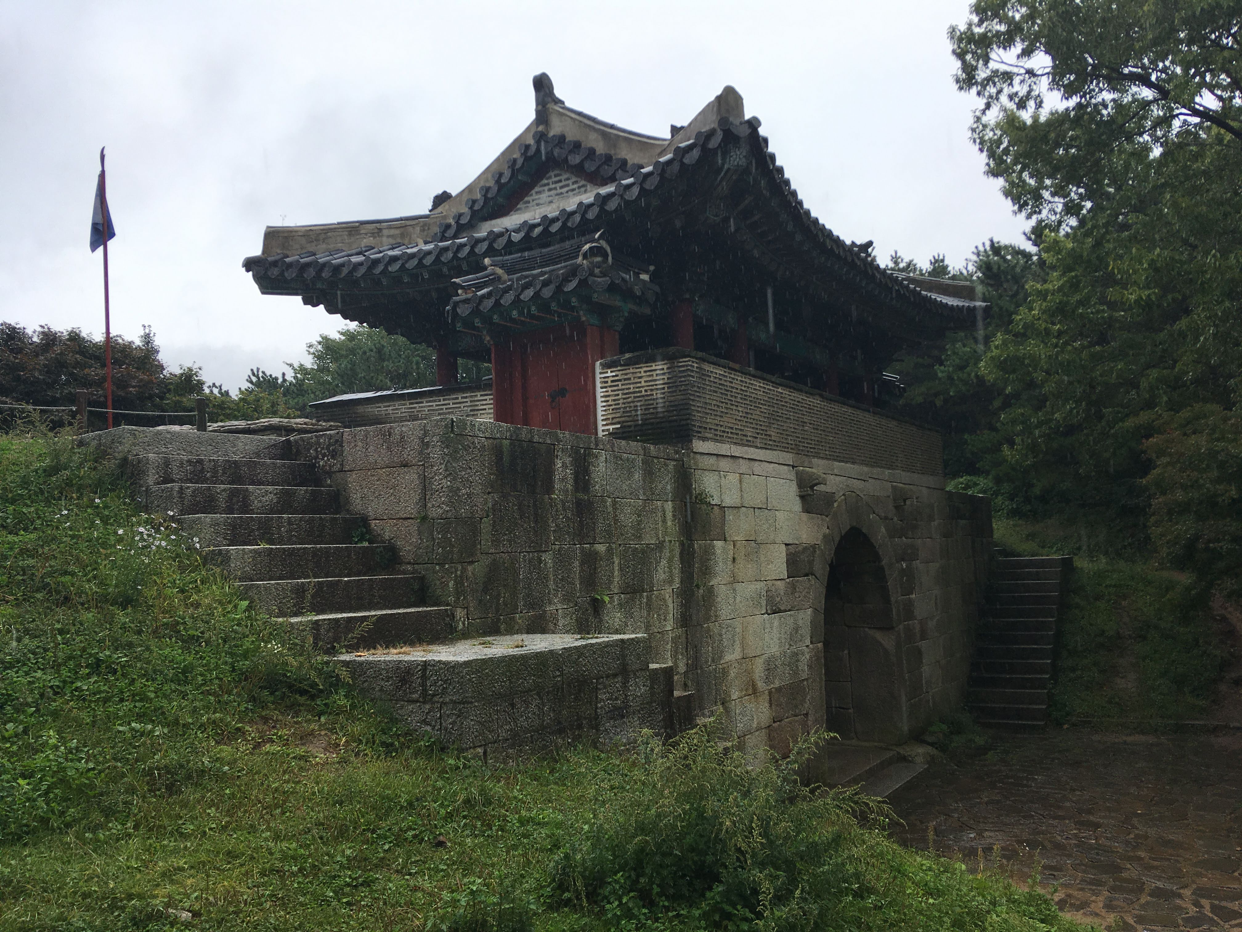금정산성 동문과 성벽