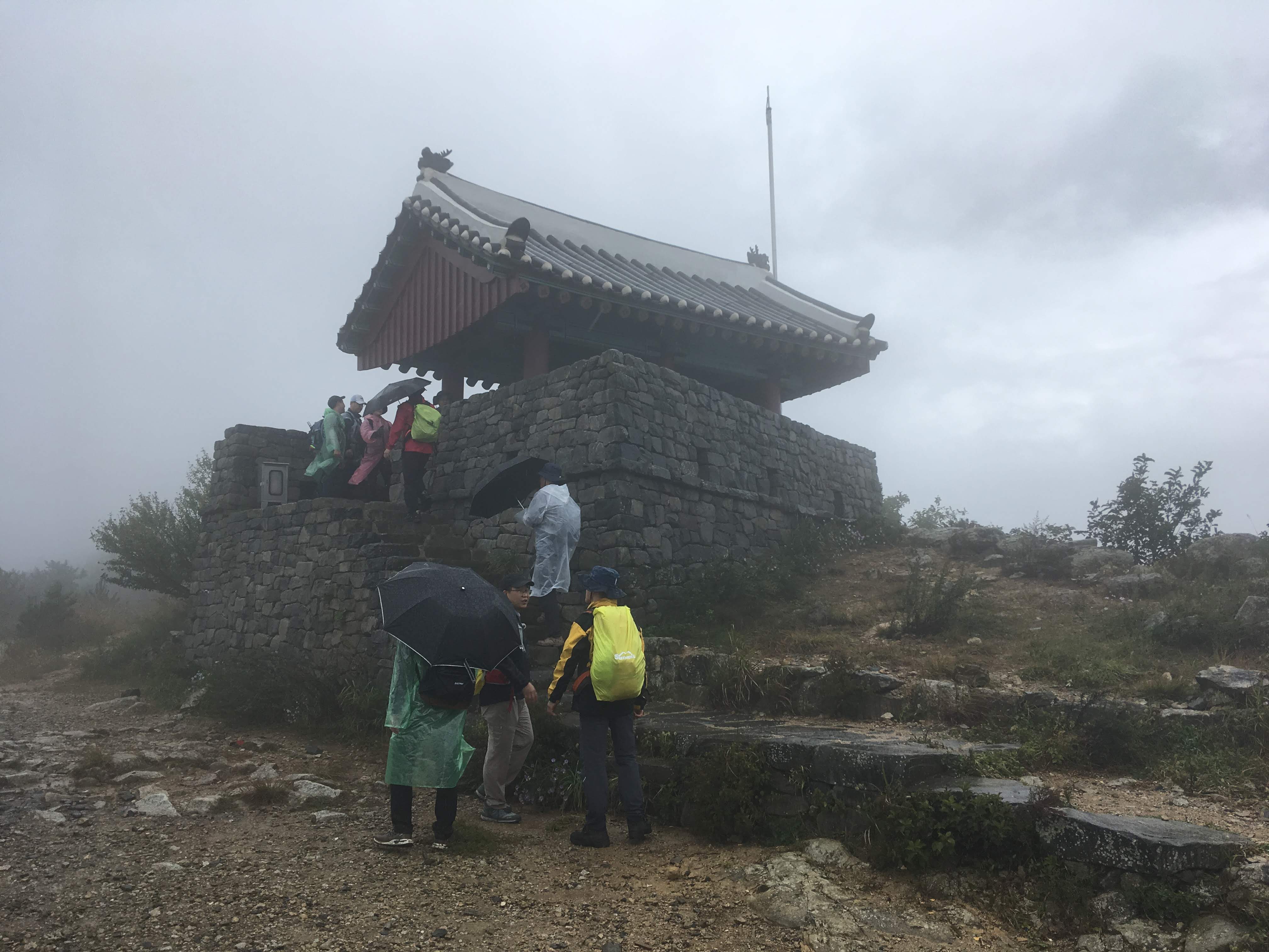 금정산성 제4망루와 의상봉 능선