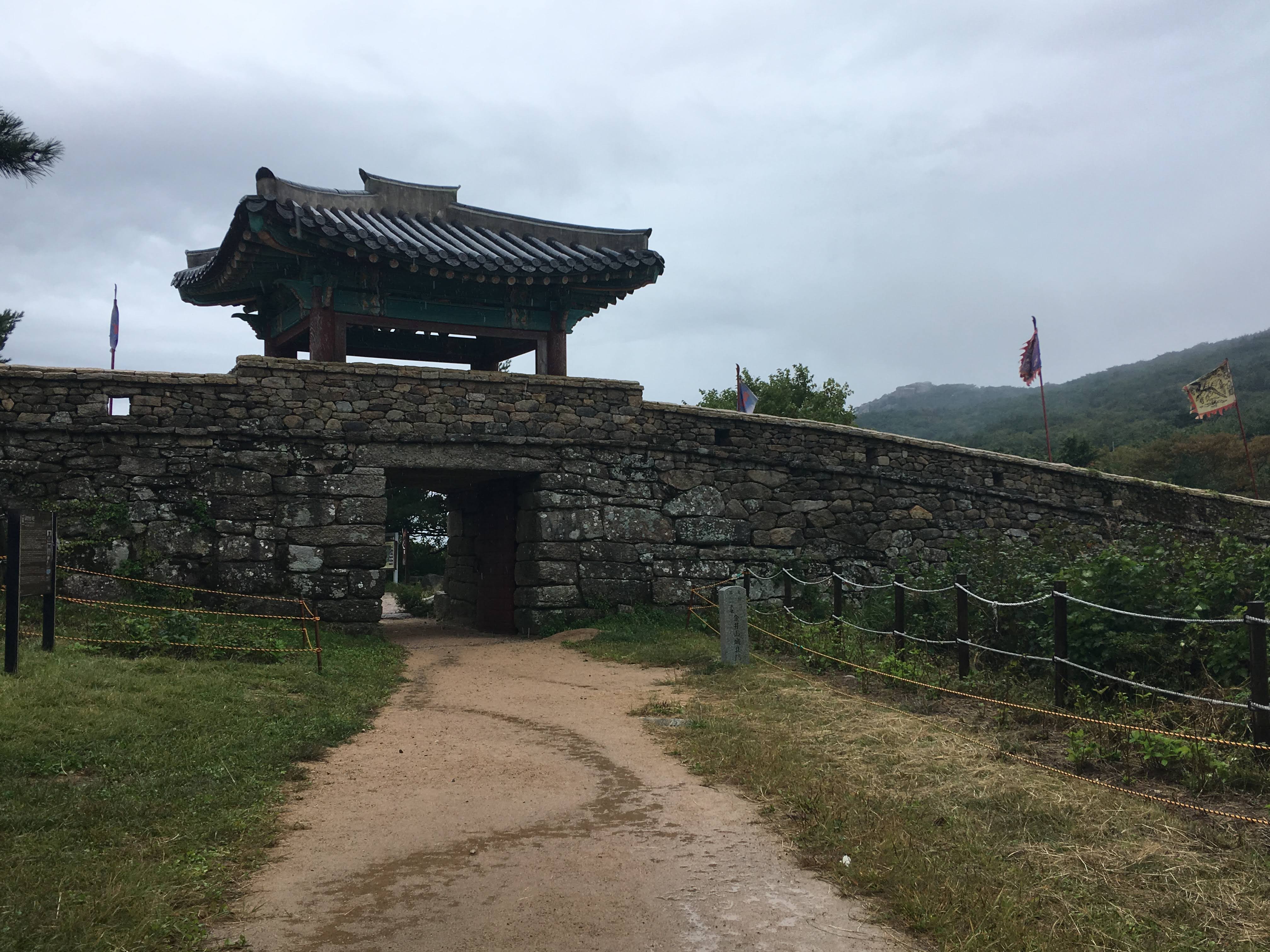 금정산성 북문과 뒤로 이어진 금정산 능선