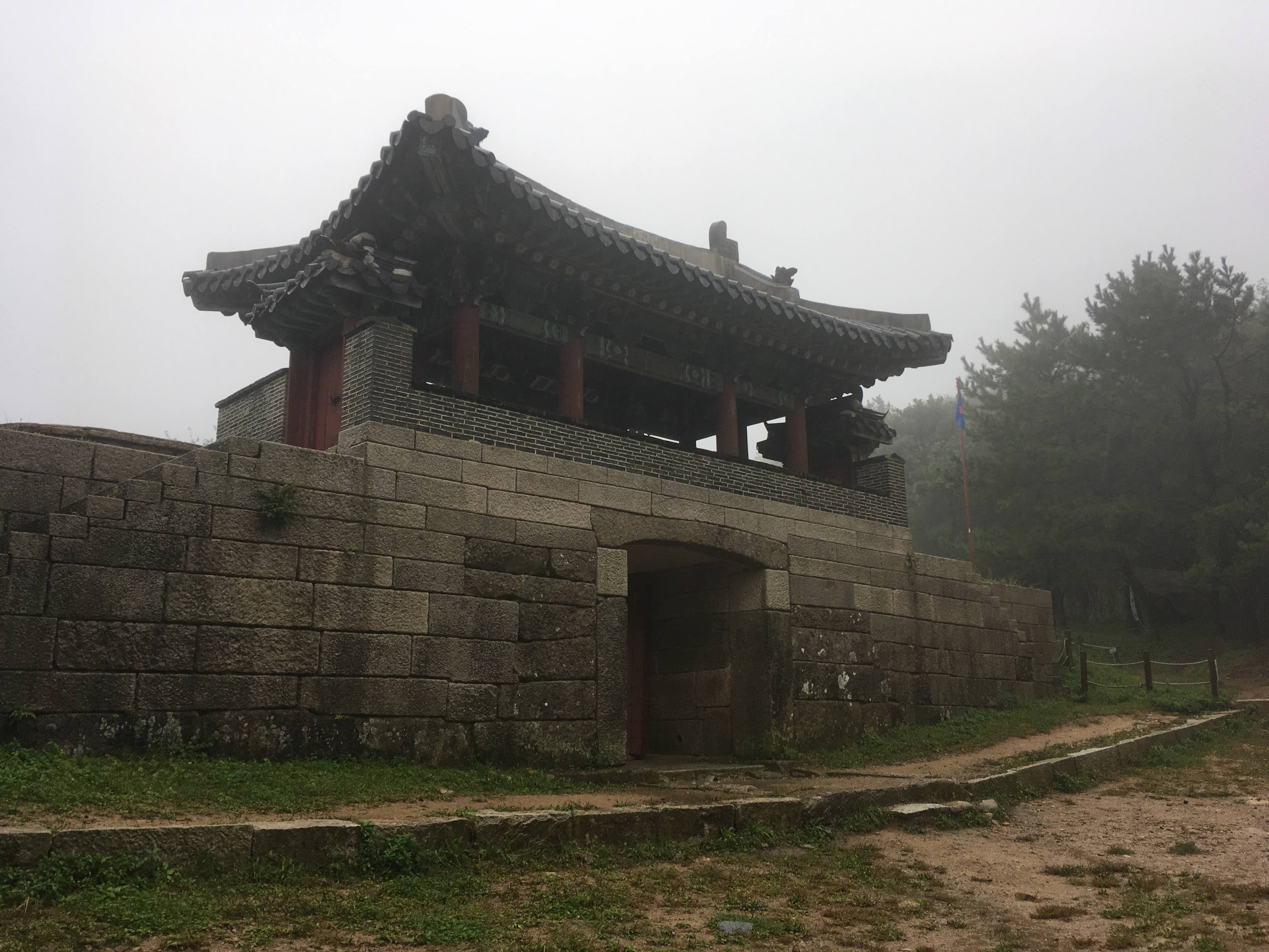 숲 사이에 자리한 금정산성 남문