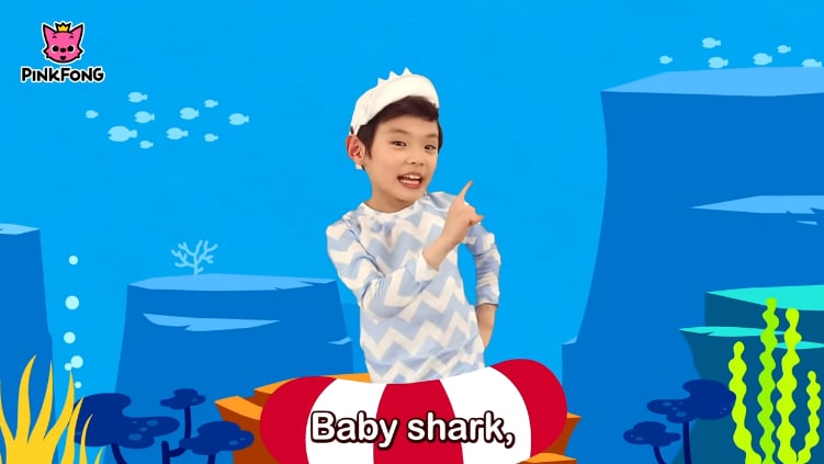 2016년 Baby Shark Dance 영상에서 하얀 상어 모자를 쓰고 춤추는 어린 박건령