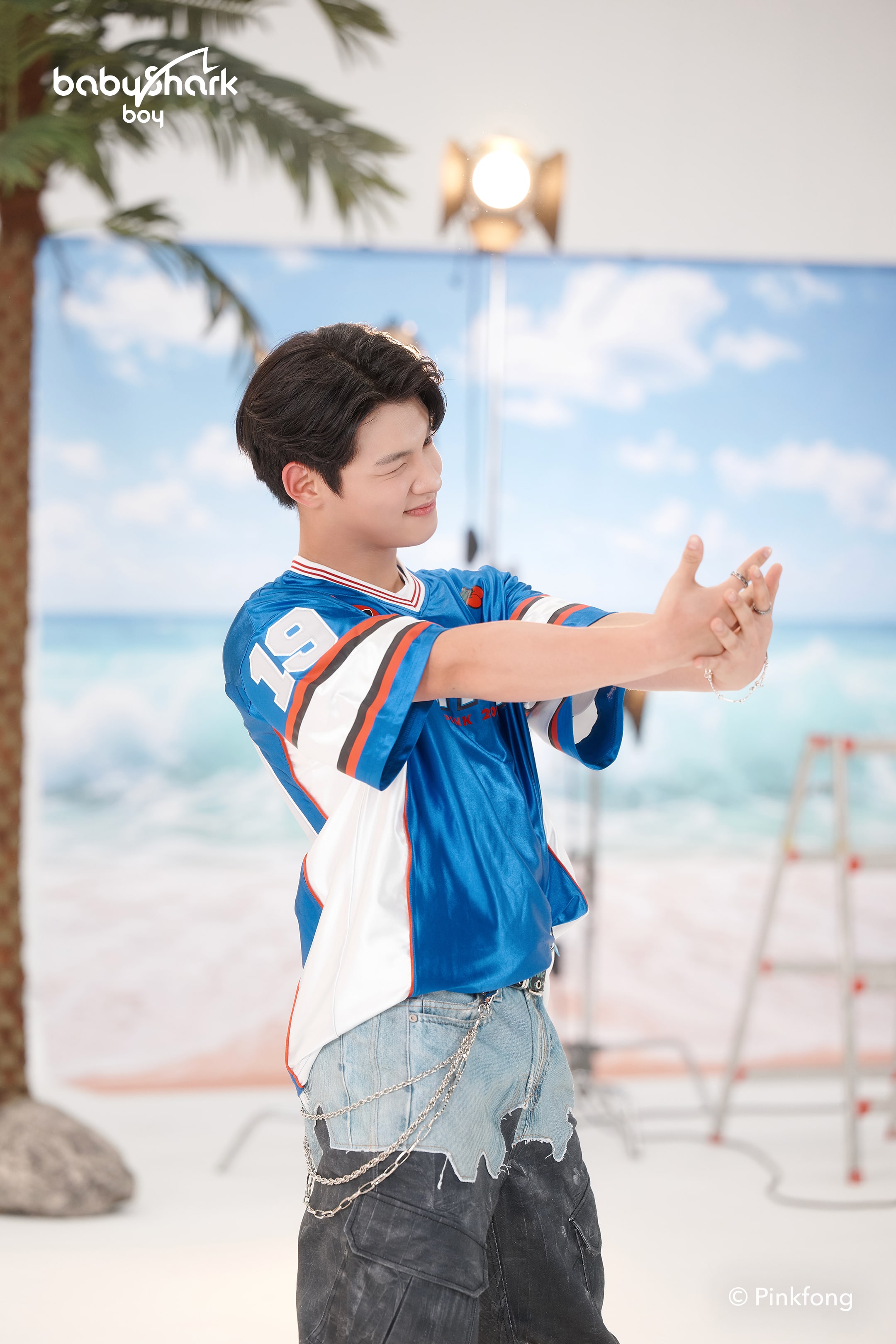 WAVE 뮤직비디오 촬영장에서 상어 손동작을 하는 박건령
