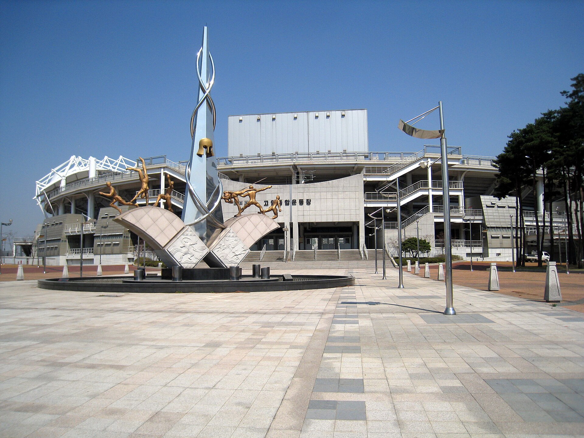 고양종합운동장 주경기장의 관중석과 잔디