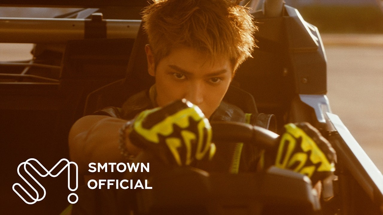 경주용 자동차 옆에서 정면을 바라보는 NCT 127 다섯 멤버