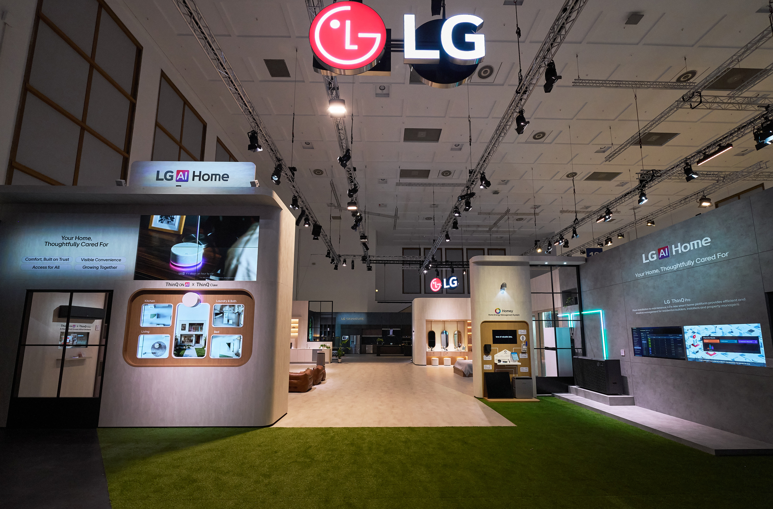LG 로고 아래 집 형태의 체험 공간과 가전 및 화면을 배치한 IFA 2026 LG AI Home 전시관 전경