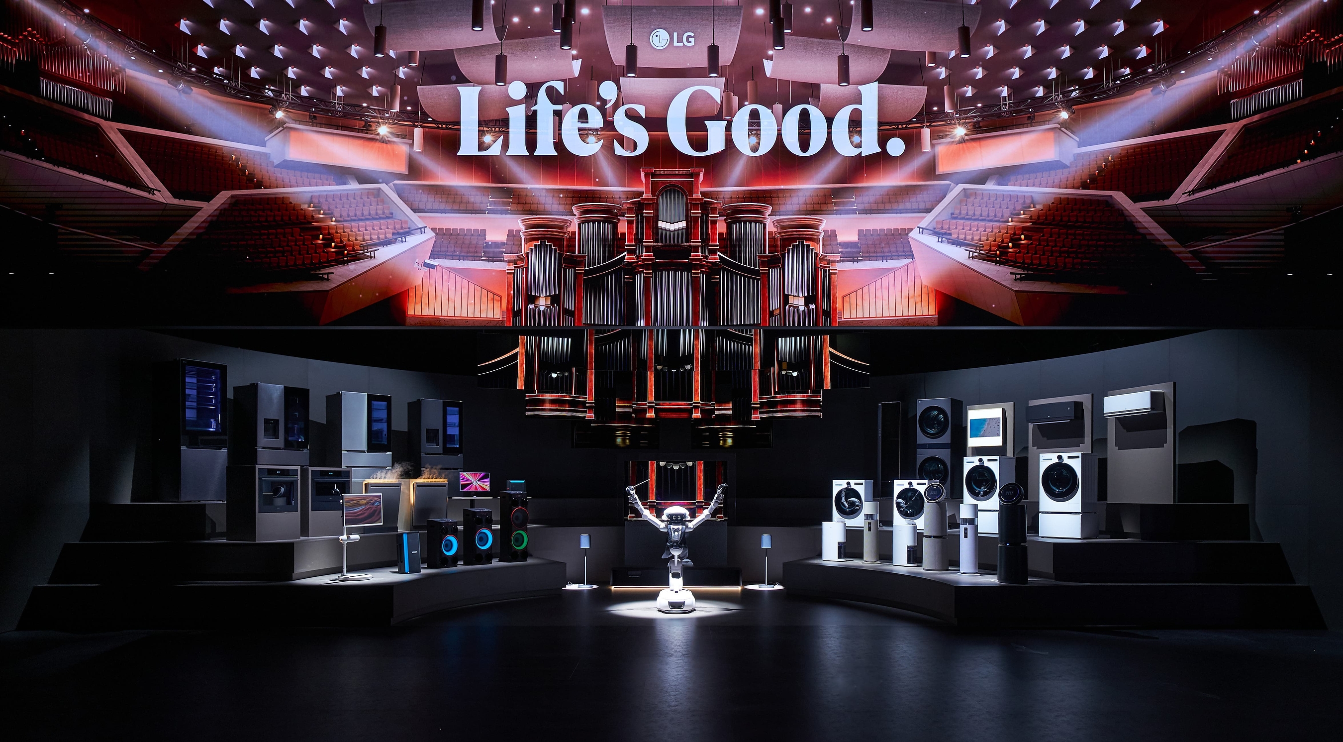 Life’s Good 대형 화면 아래 클로이드 로봇과 여러 가전을 무대처럼 배치한 LG AI 오케스트라 전시