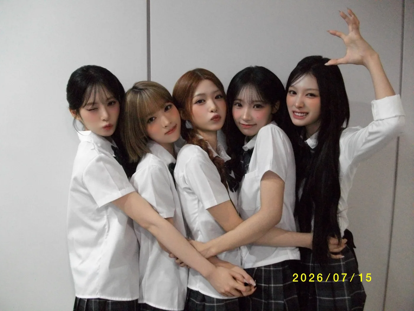 음악방송 대기 공간에서 서로 팔을 두른 리센느 다섯 멤버